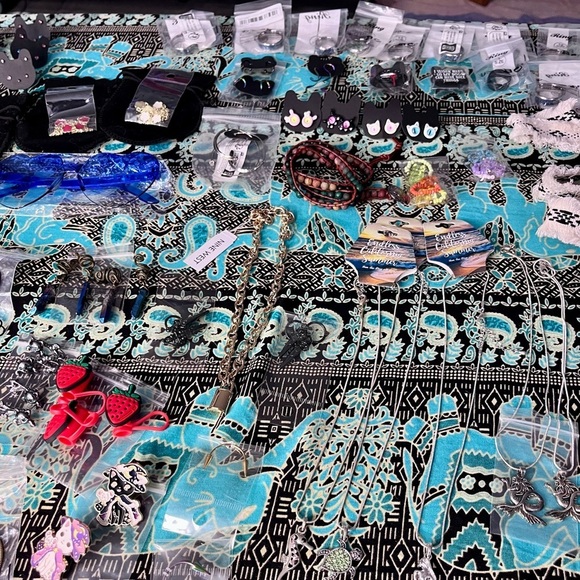✨ Mystery Jewelry Bundle – 20 Items ✨ - Picture 8 of 10